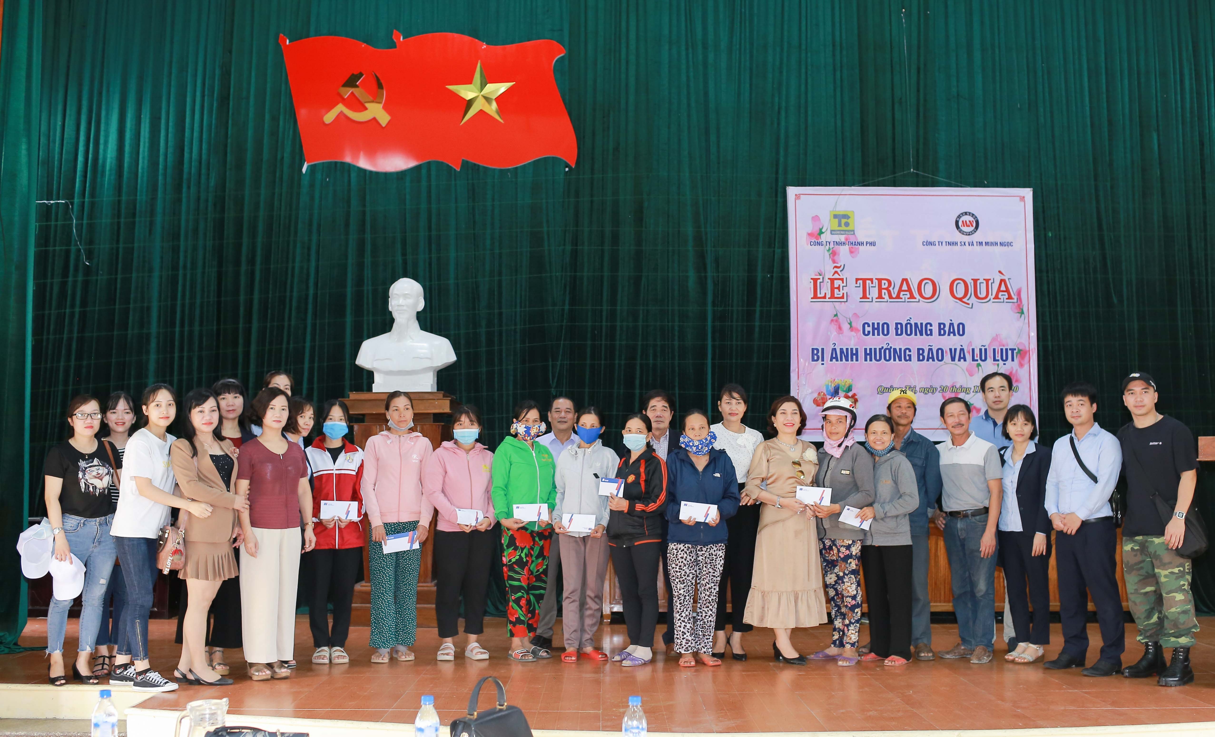 Lễ trao qu&agrave; cho b&agrave; con v&ugrave;ng ảnh hưởng lũ lụt tại Quảng Trị th&aacute;ng 11 năm 2020