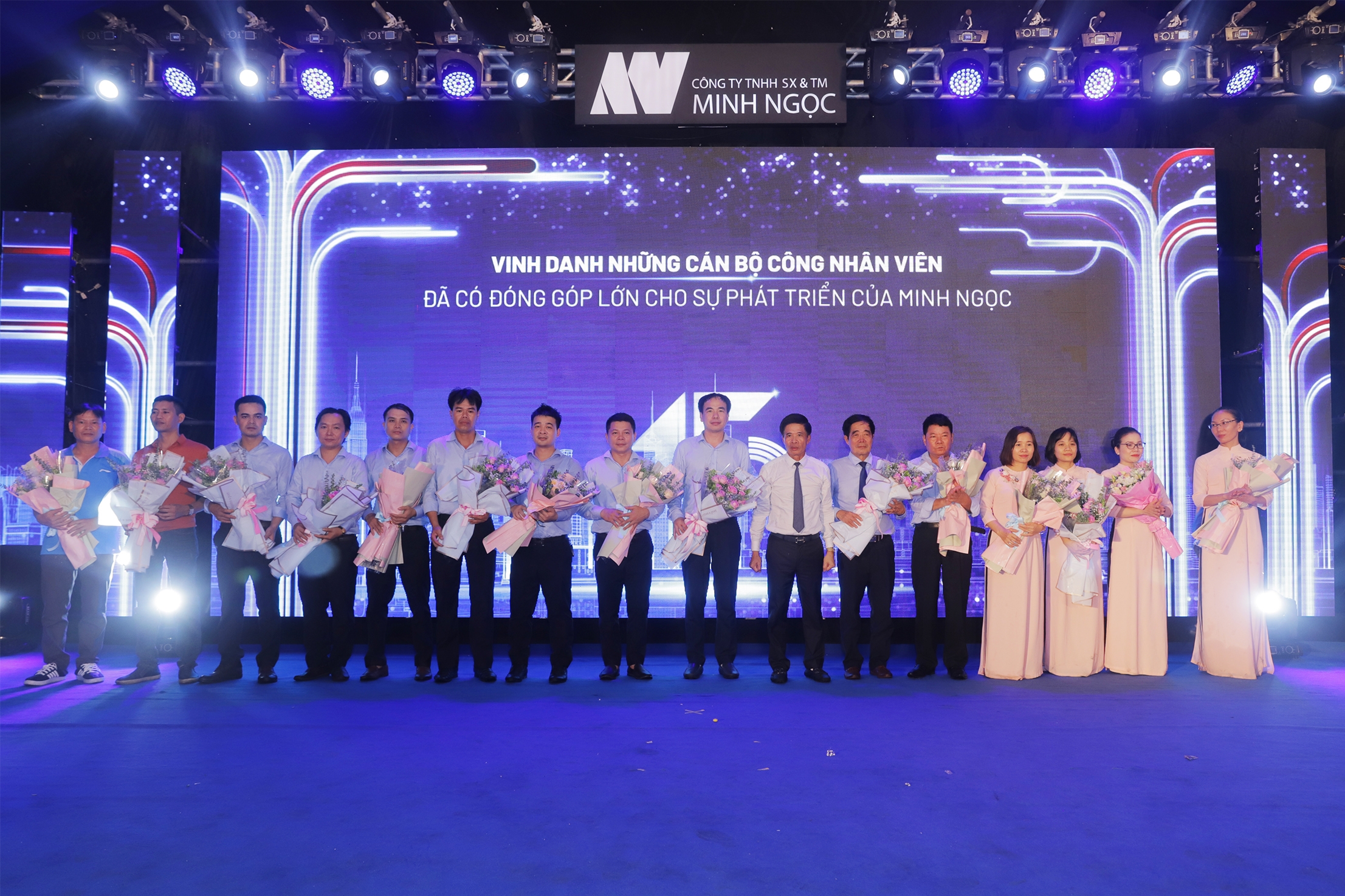 Vinh danh c&aacute;n bộ, c&ocirc;ng nh&acirc;n vi&ecirc;n đ&atilde; c&oacute; đ&oacute;ng g&oacute;p lớn cho sự ph&aacute;t triển của Minh Ngọc 